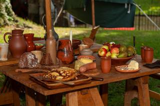 Gedekte tafel met brood, vlees, fruit en gebakken eieren