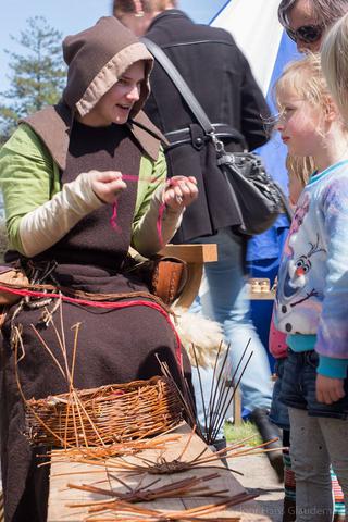 Demonstratie van het vlechtwerk voor de kinderen